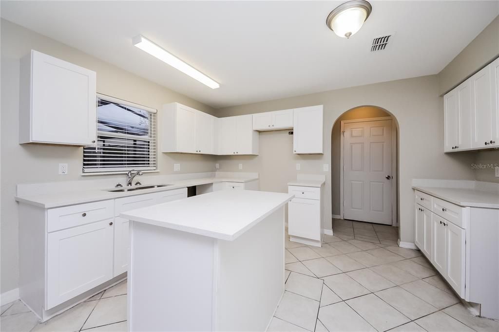 Под контрактом: $2,300 (3 спален, 3 ванн, 1643 Квадратных фут)