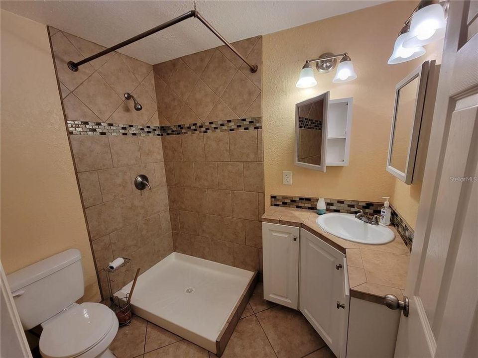 For Rent: $945 (1 beds, 1 baths, 900 Square Feet)