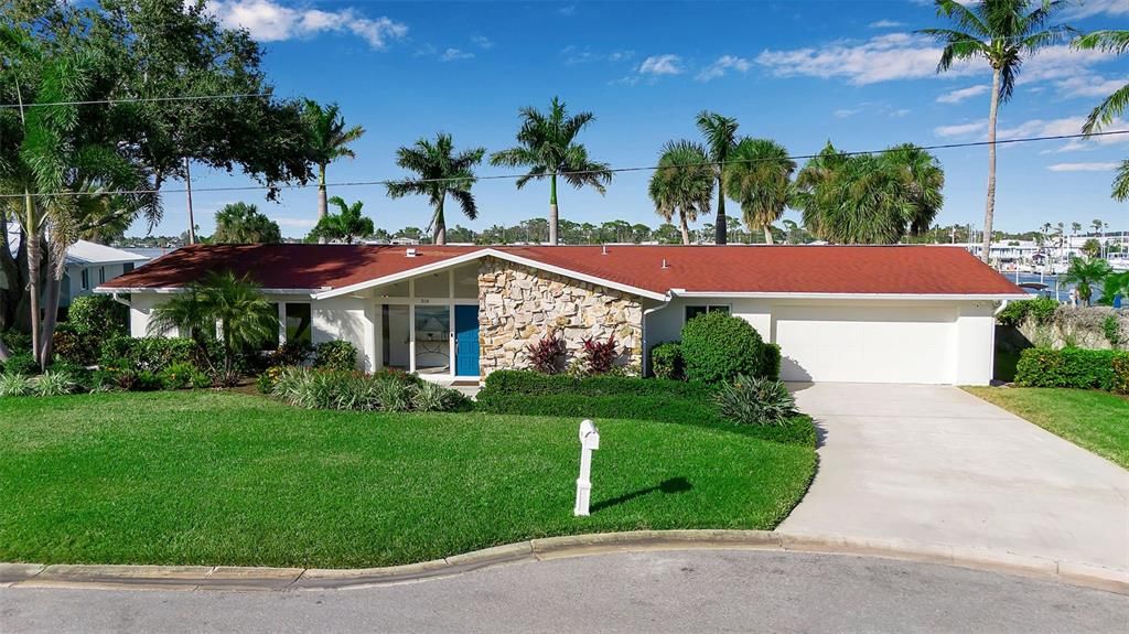 For Sale: $2,750,000 (4 beds, 2 baths, 2212 Square Feet)