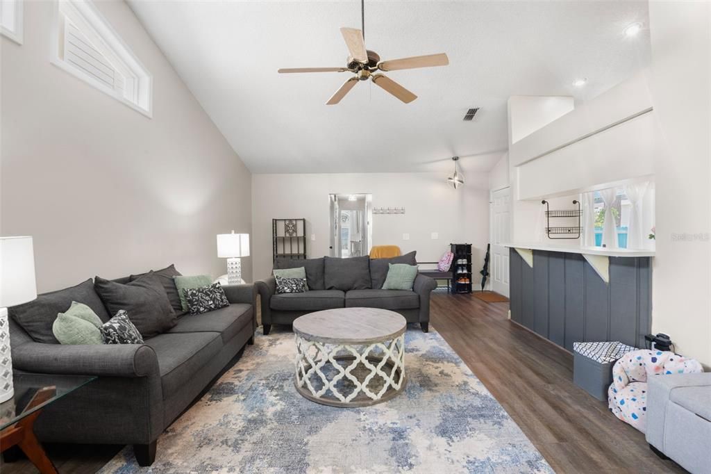 合同活跃: $245,900 (3 贝兹, 2 浴室, 1338 平方英尺)