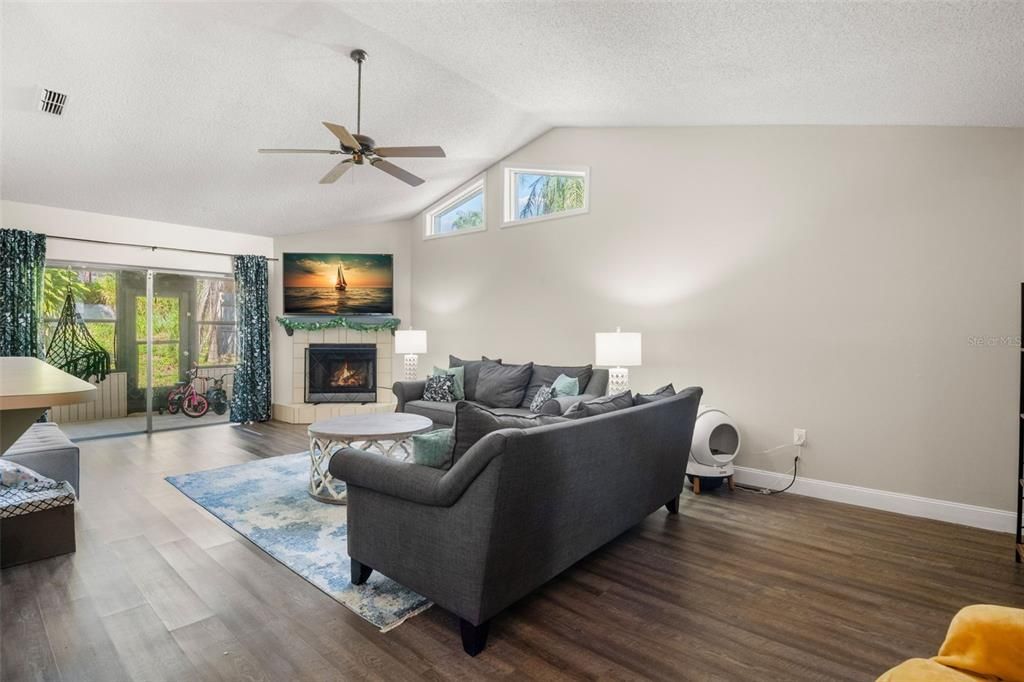 合同活跃: $245,900 (3 贝兹, 2 浴室, 1338 平方英尺)