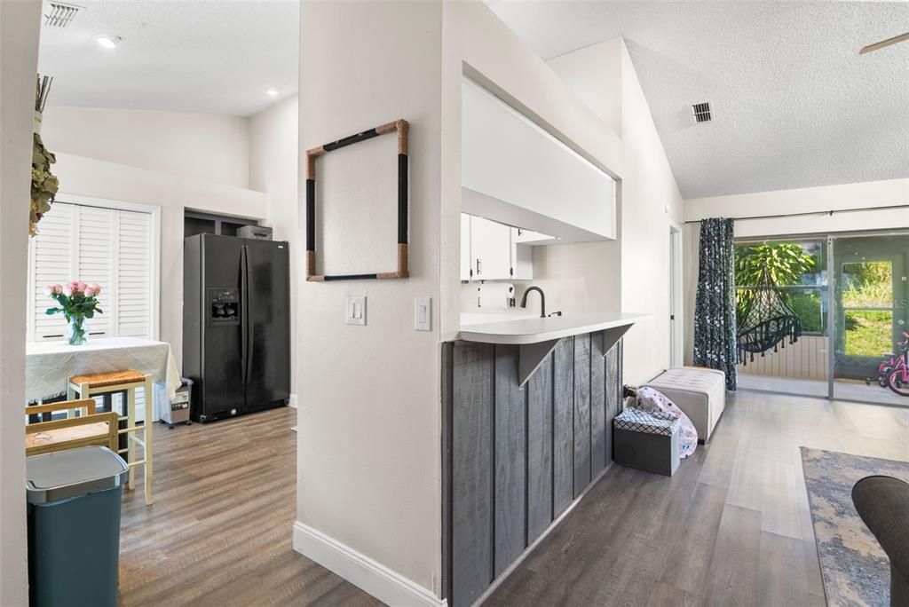 合同活跃: $245,900 (3 贝兹, 2 浴室, 1338 平方英尺)