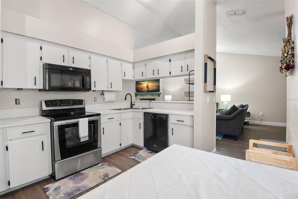 合同活跃: $245,900 (3 贝兹, 2 浴室, 1338 平方英尺)