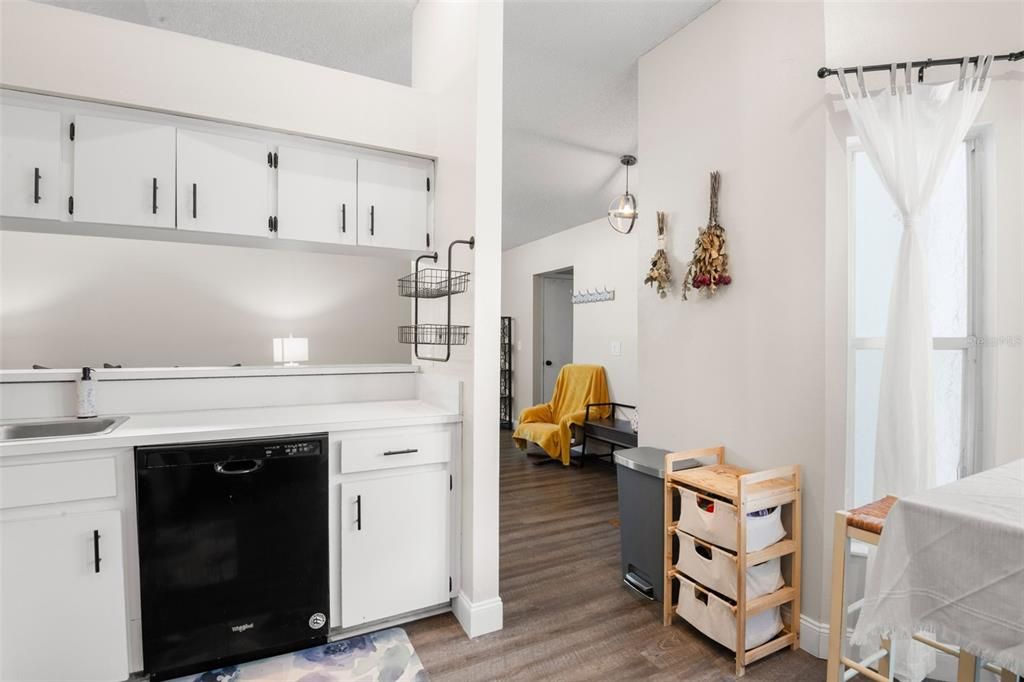 合同活跃: $245,900 (3 贝兹, 2 浴室, 1338 平方英尺)