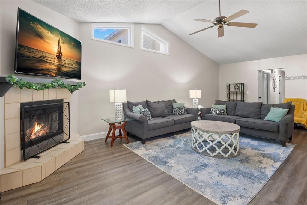 合同活跃: $245,900 (3 贝兹, 2 浴室, 1338 平方英尺)