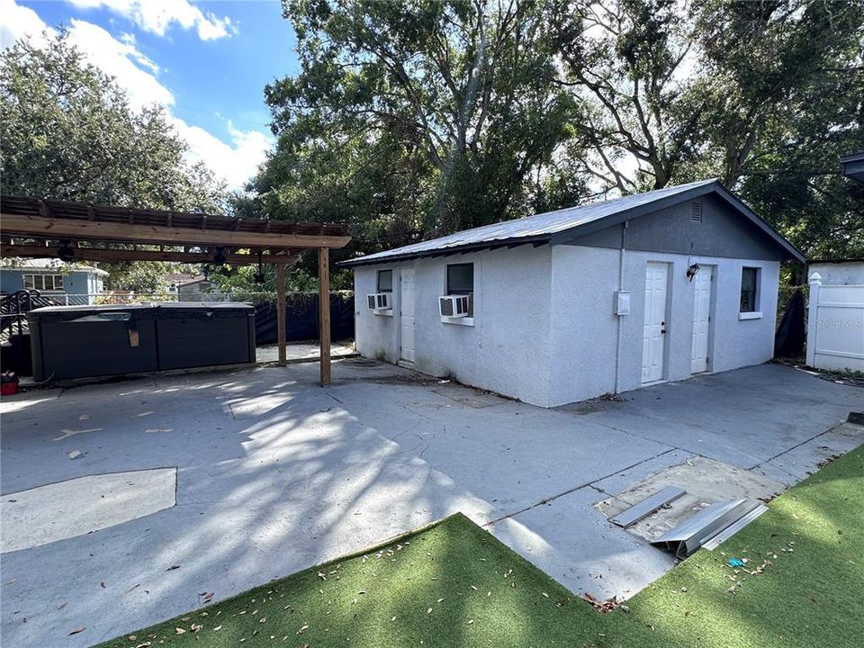 For Rent: $1,800 (2 beds, 1 baths, 576 Square Feet)