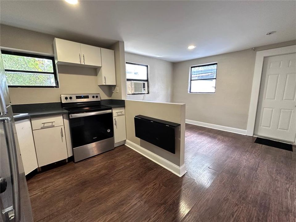 For Rent: $1,800 (2 beds, 1 baths, 576 Square Feet)