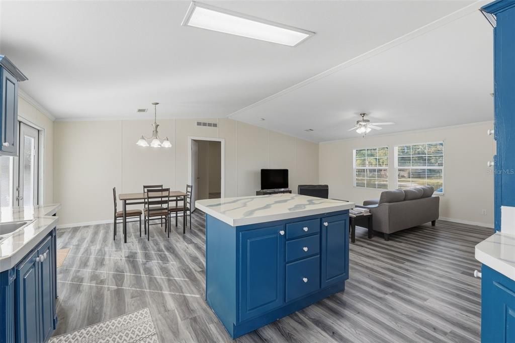 Activo con contrato: $285,000 (2 camas, 2 baños, 1404 Pies cuadrados)