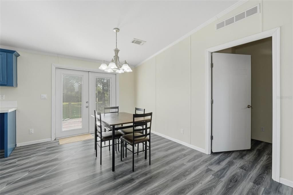 Activo con contrato: $285,000 (2 camas, 2 baños, 1404 Pies cuadrados)