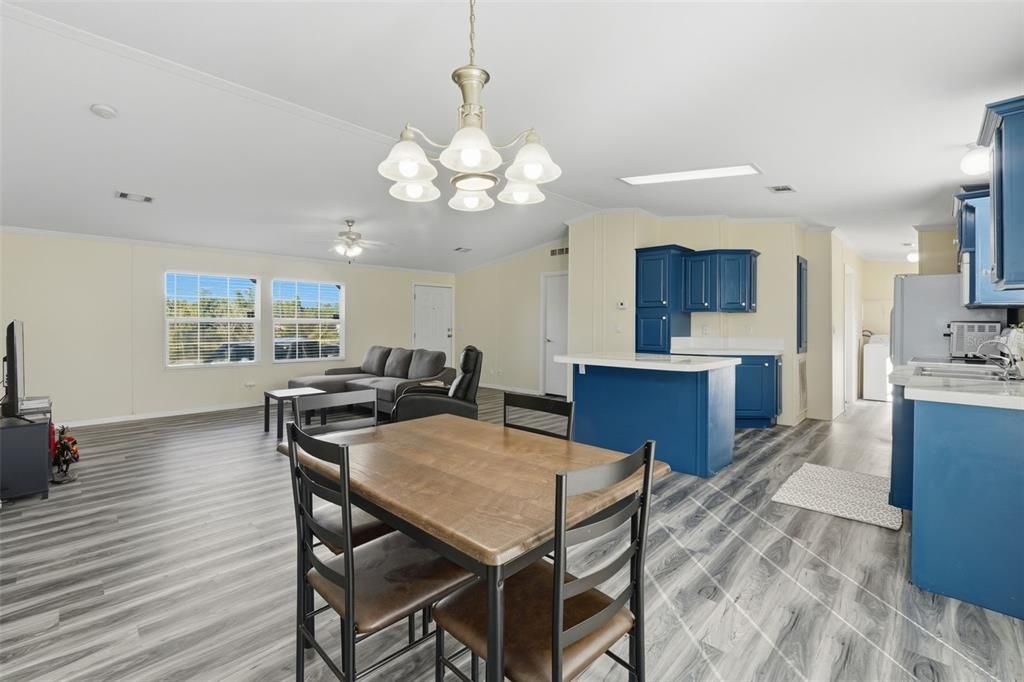 Activo con contrato: $285,000 (2 camas, 2 baños, 1404 Pies cuadrados)