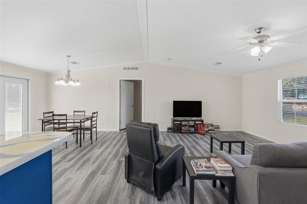 Activo con contrato: $285,000 (2 camas, 2 baños, 1404 Pies cuadrados)