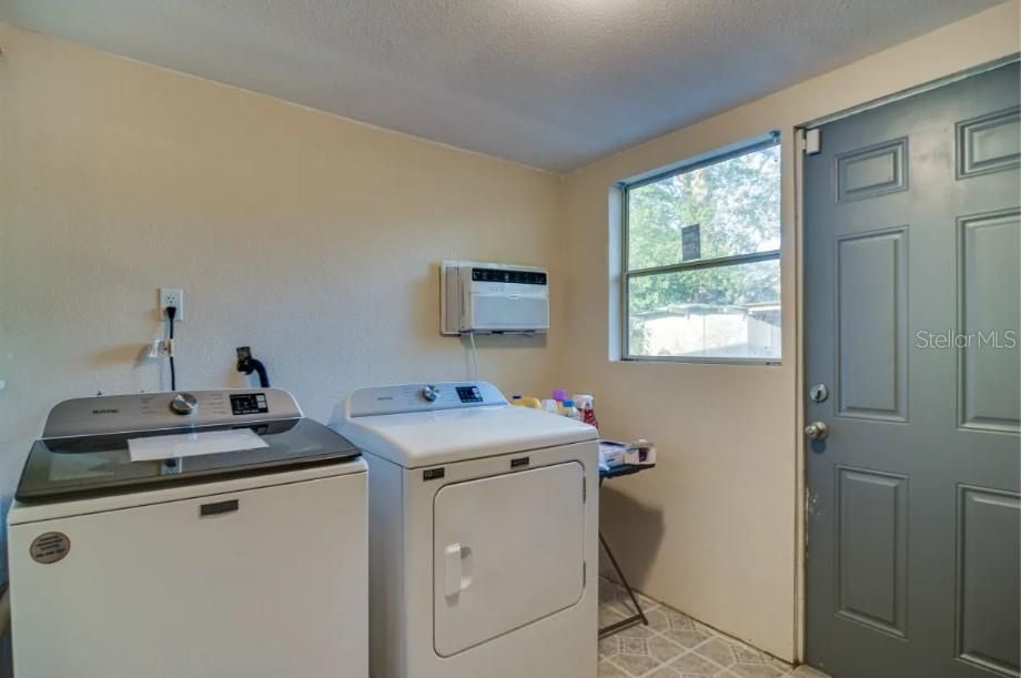 For Rent: $2,375 (3 beds, 2 baths, 1181 Square Feet)