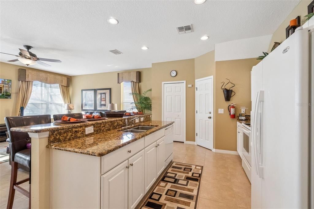 En Venta: $470,000 (4 camas, 4 baños, 2081 Pies cuadrados)