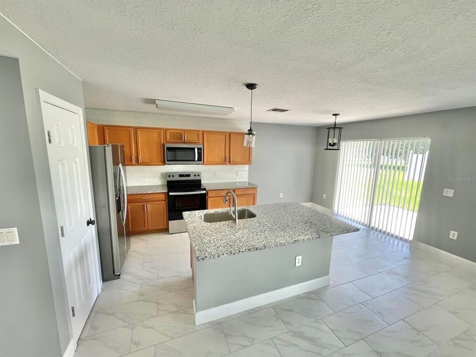 For Rent: $2,000 (3 beds, 2 baths, 1941 Square Feet)