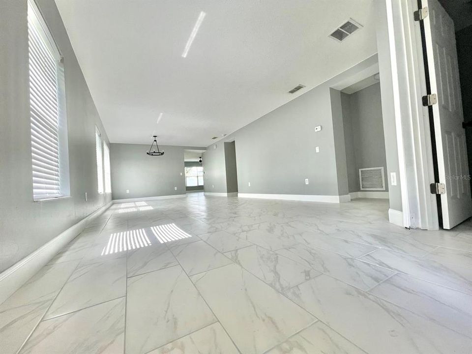 For Rent: $2,000 (3 beds, 2 baths, 1941 Square Feet)