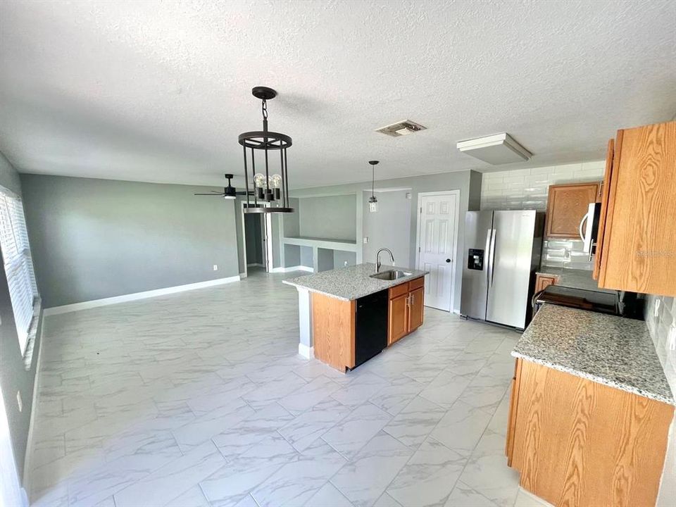 For Rent: $2,000 (3 beds, 2 baths, 1941 Square Feet)