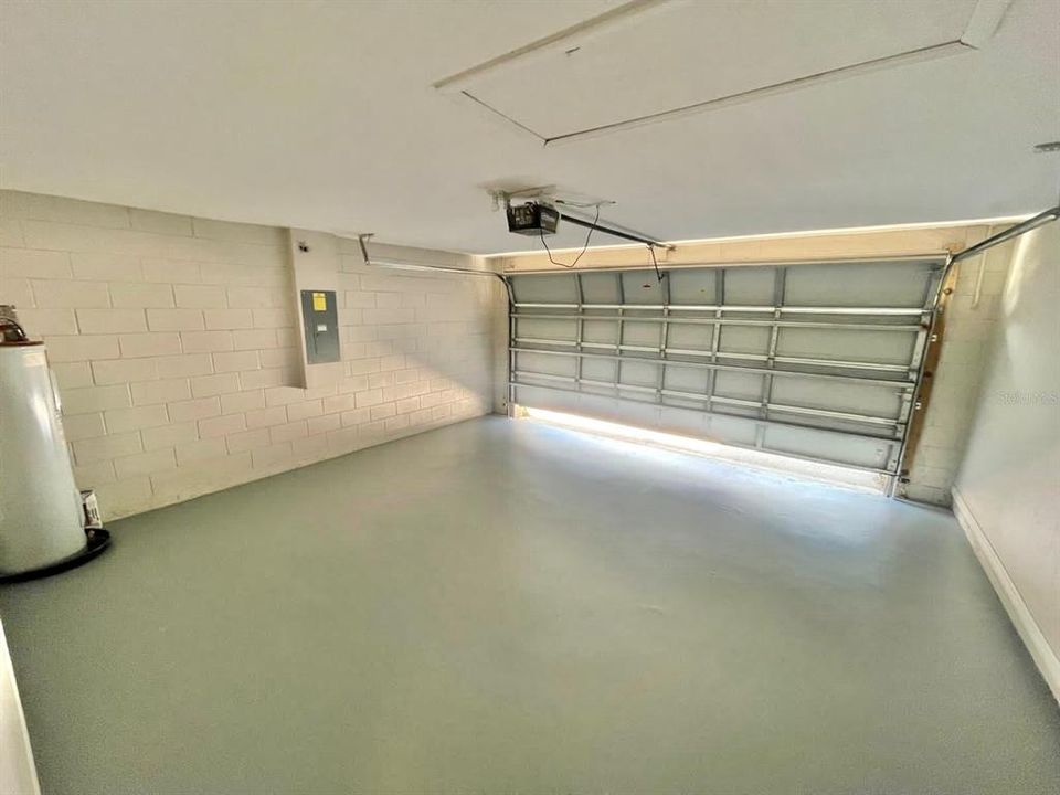 For Rent: $2,000 (3 beds, 2 baths, 1941 Square Feet)