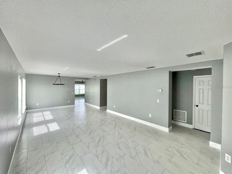 For Rent: $2,000 (3 beds, 2 baths, 1941 Square Feet)