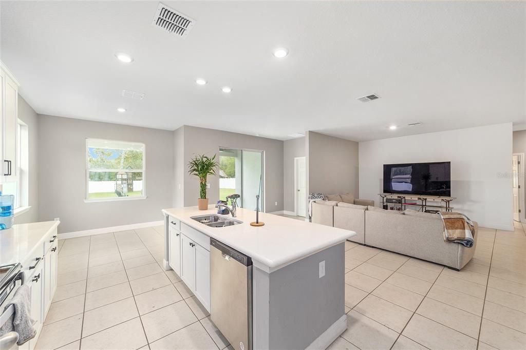 For Rent: $2,500 (4 beds, 3 baths, 2381 Square Feet)