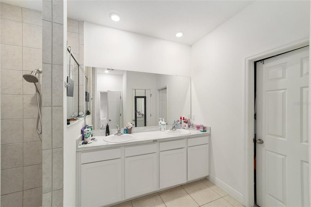 For Rent: $2,500 (4 beds, 3 baths, 2381 Square Feet)