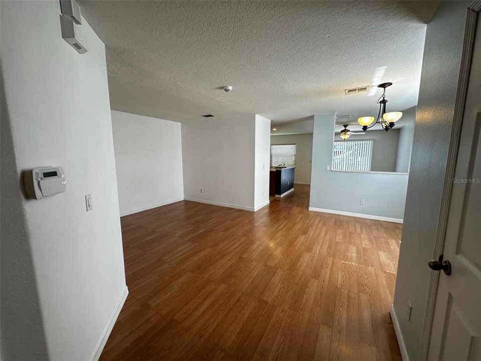 For Sale: $342,900 (3 beds, 2 baths, 1729 Square Feet)