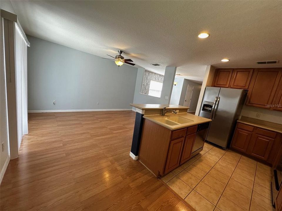 For Sale: $342,900 (3 beds, 2 baths, 1729 Square Feet)