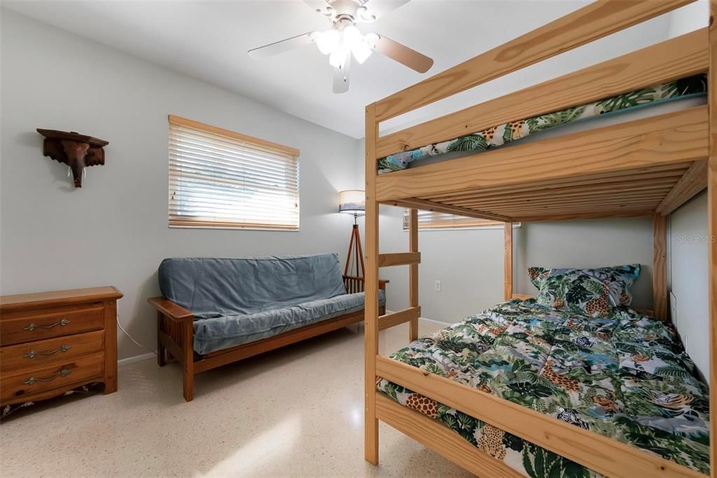 合同活跃: $250,000 (2 贝兹, 2 浴室, 1212 平方英尺)