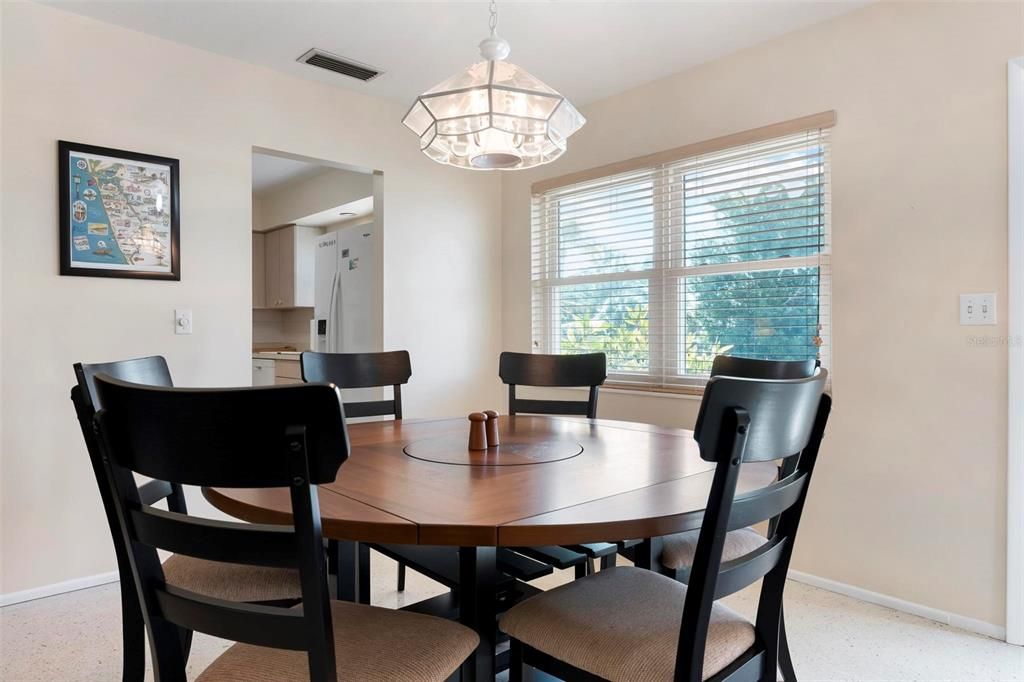 合同活跃: $250,000 (2 贝兹, 2 浴室, 1212 平方英尺)