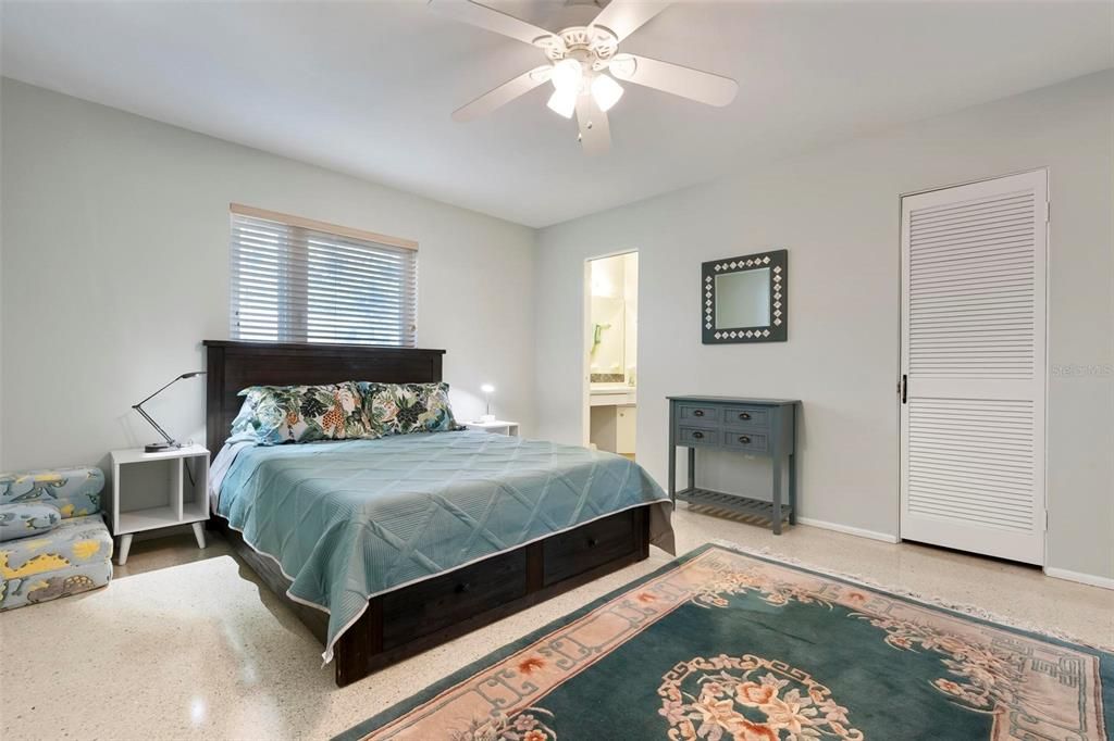 合同活跃: $250,000 (2 贝兹, 2 浴室, 1212 平方英尺)