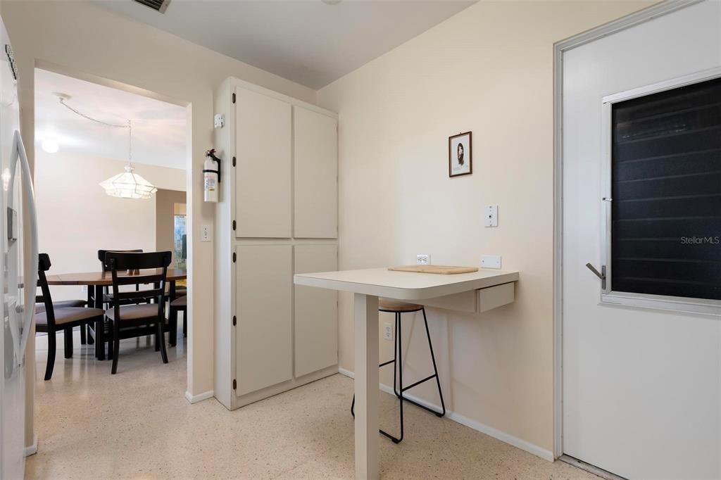 合同活跃: $250,000 (2 贝兹, 2 浴室, 1212 平方英尺)