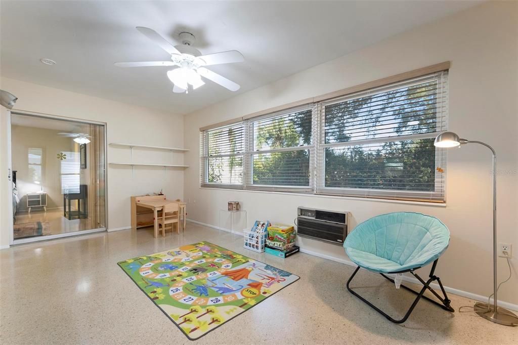 合同活跃: $250,000 (2 贝兹, 2 浴室, 1212 平方英尺)