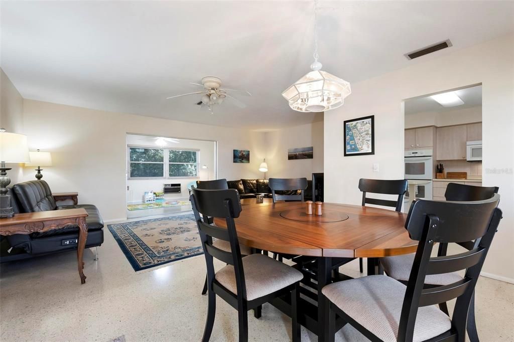 合同活跃: $250,000 (2 贝兹, 2 浴室, 1212 平方英尺)