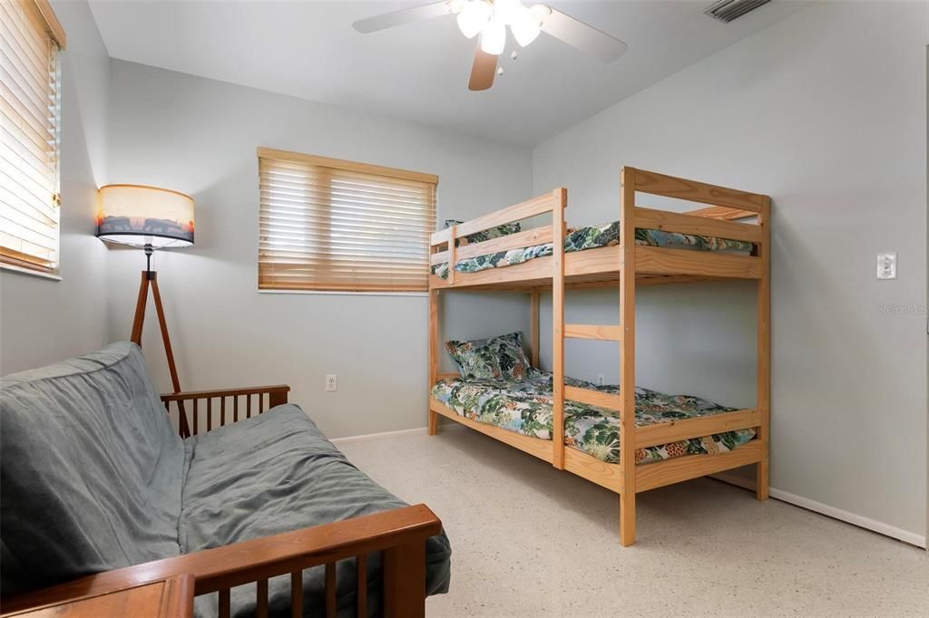 合同活跃: $250,000 (2 贝兹, 2 浴室, 1212 平方英尺)