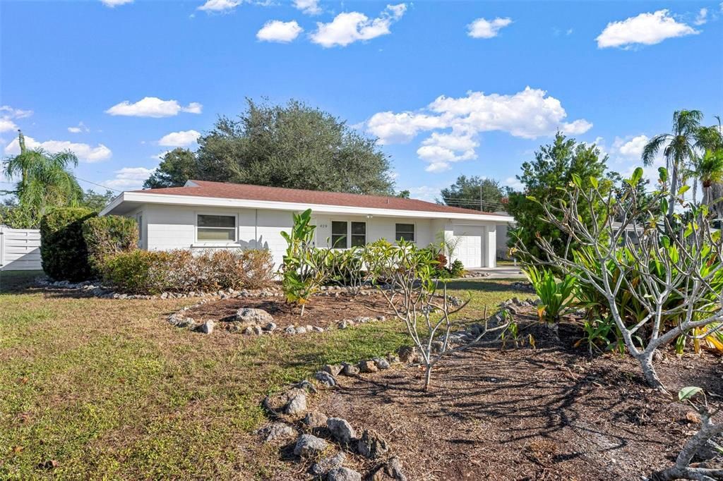 合同活跃: $250,000 (2 贝兹, 2 浴室, 1212 平方英尺)