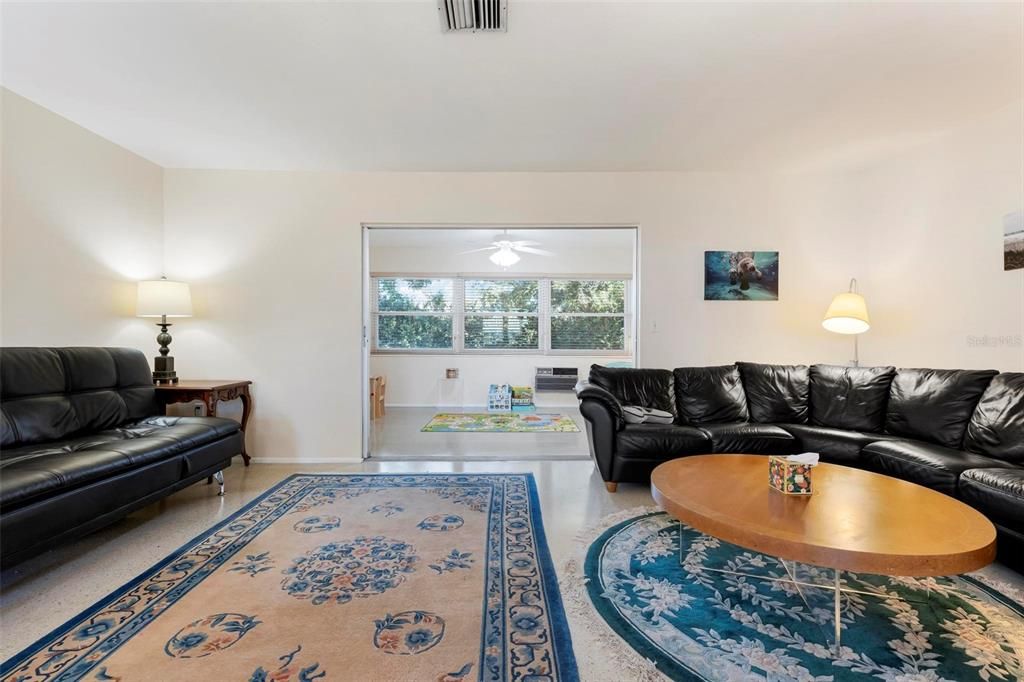 合同活跃: $250,000 (2 贝兹, 2 浴室, 1212 平方英尺)