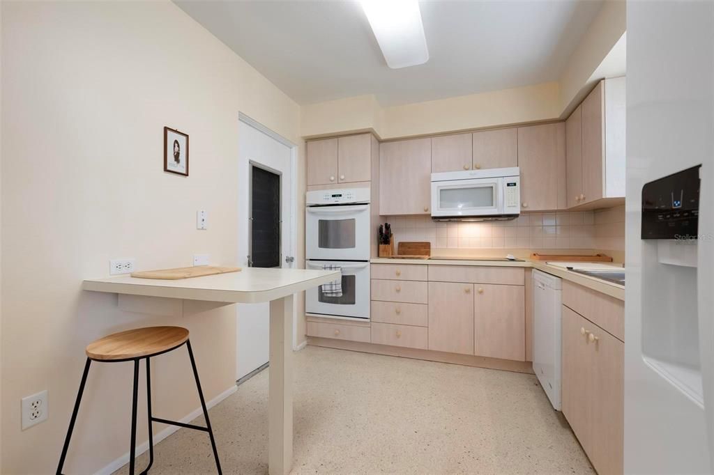 合同活跃: $250,000 (2 贝兹, 2 浴室, 1212 平方英尺)