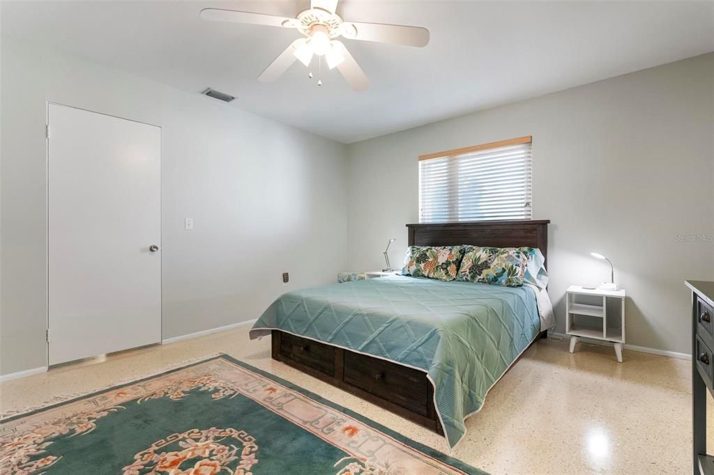 合同活跃: $250,000 (2 贝兹, 2 浴室, 1212 平方英尺)