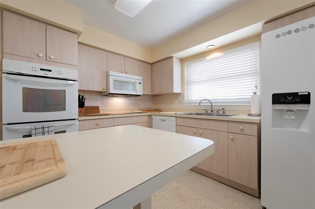 合同活跃: $250,000 (2 贝兹, 2 浴室, 1212 平方英尺)