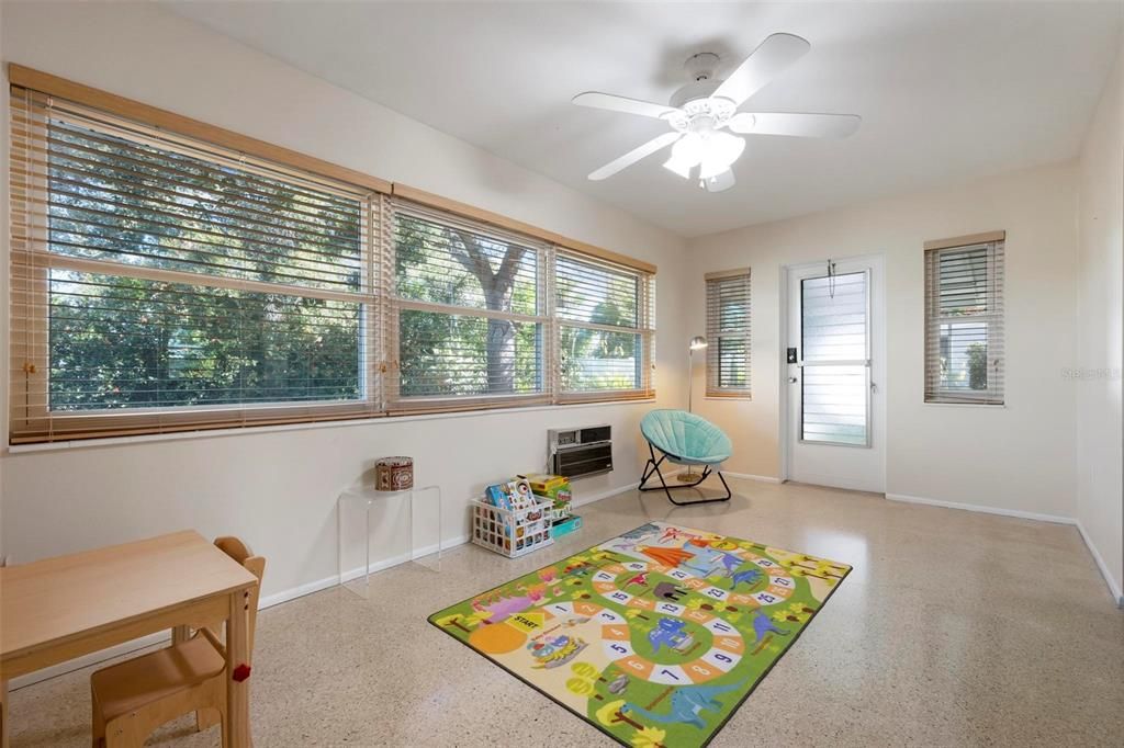 合同活跃: $250,000 (2 贝兹, 2 浴室, 1212 平方英尺)