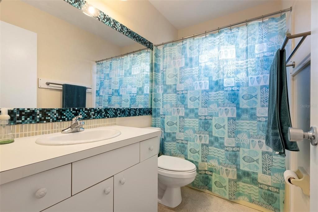 合同活跃: $250,000 (2 贝兹, 2 浴室, 1212 平方英尺)