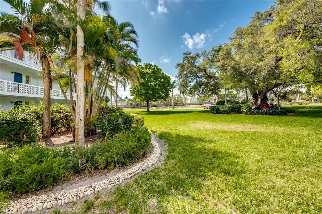 For Sale: $109,000 (2 beds, 1 baths, 930 Square Feet)