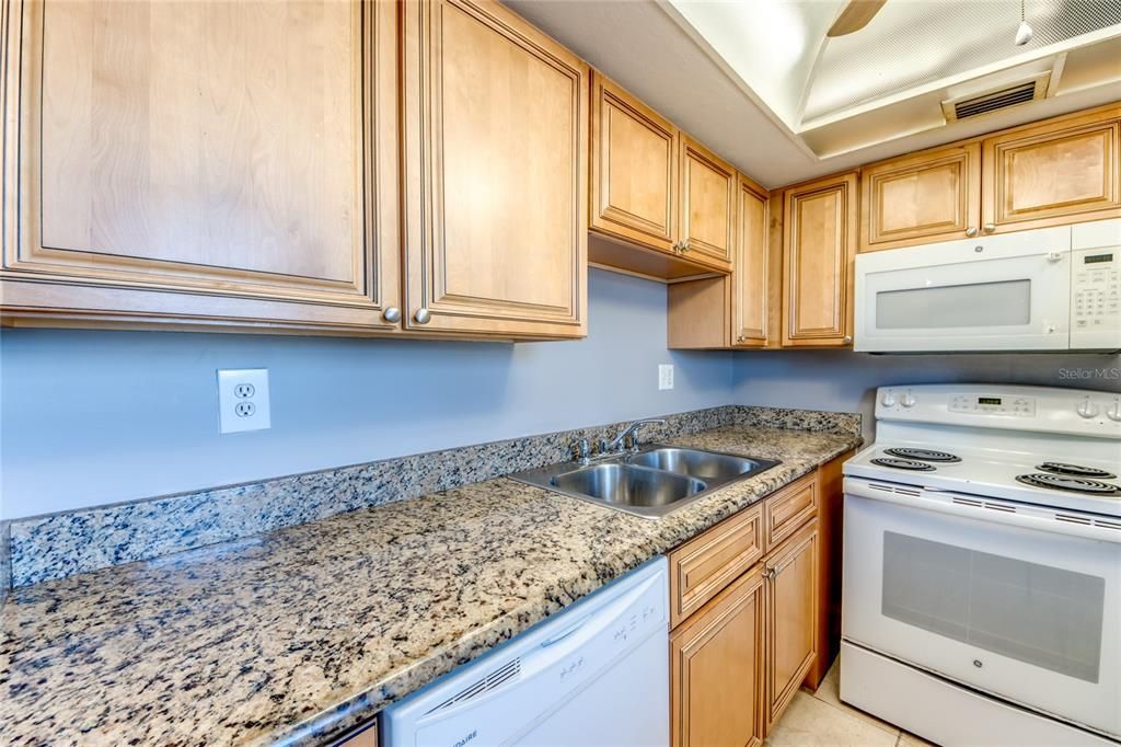 For Sale: $109,000 (2 beds, 1 baths, 930 Square Feet)