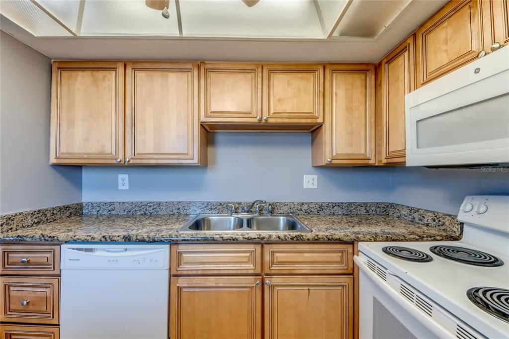 For Sale: $109,000 (2 beds, 1 baths, 930 Square Feet)