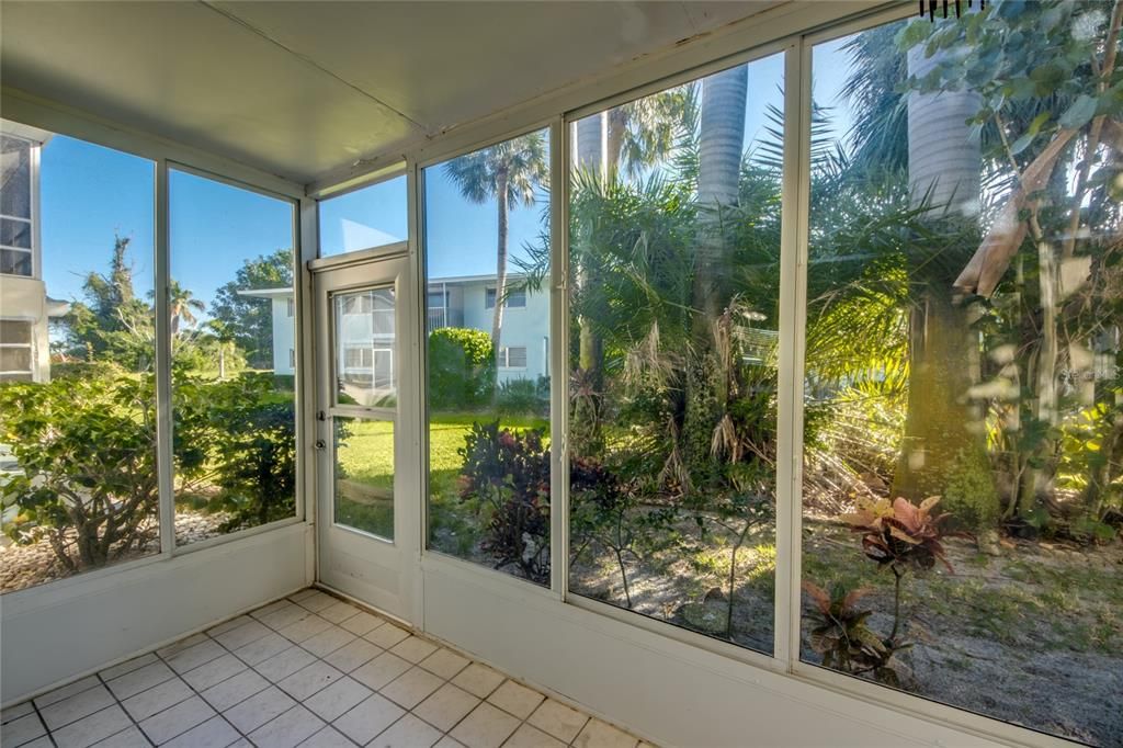 For Sale: $109,000 (2 beds, 1 baths, 930 Square Feet)