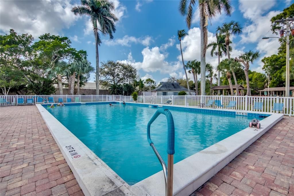 For Sale: $109,000 (2 beds, 1 baths, 930 Square Feet)