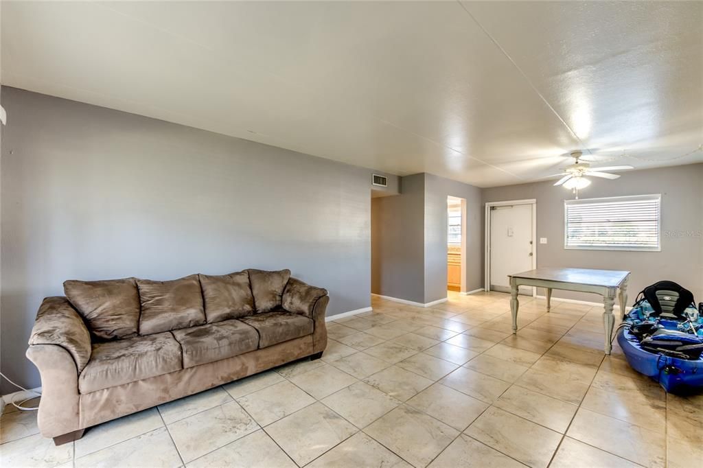 For Sale: $109,000 (2 beds, 1 baths, 930 Square Feet)