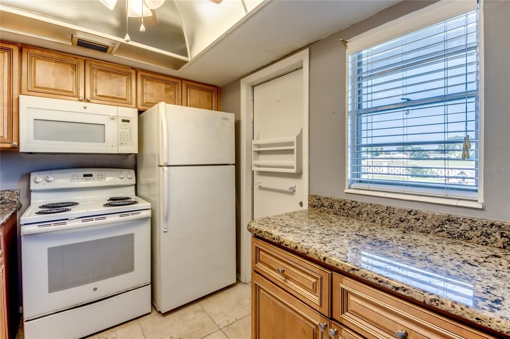 For Sale: $109,000 (2 beds, 1 baths, 930 Square Feet)