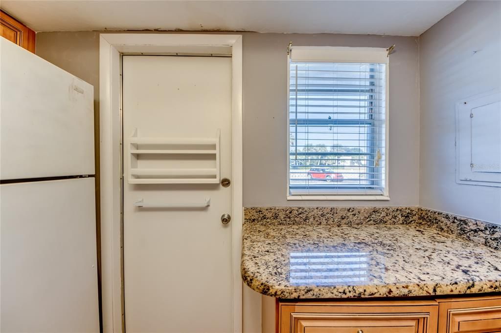 For Sale: $109,000 (2 beds, 1 baths, 930 Square Feet)