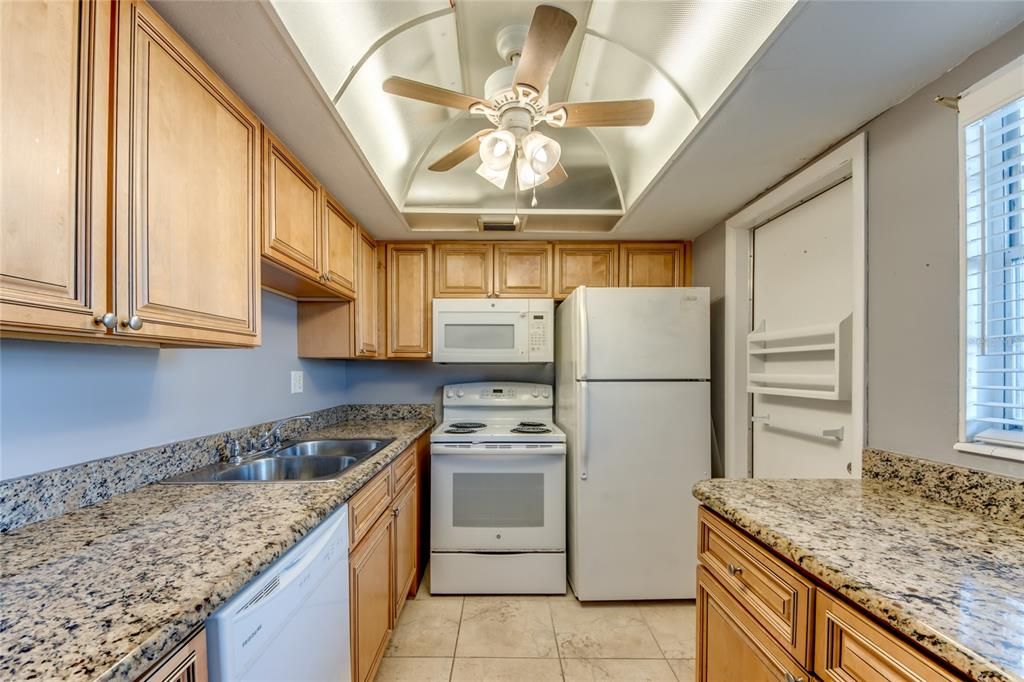 For Sale: $109,000 (2 beds, 1 baths, 930 Square Feet)