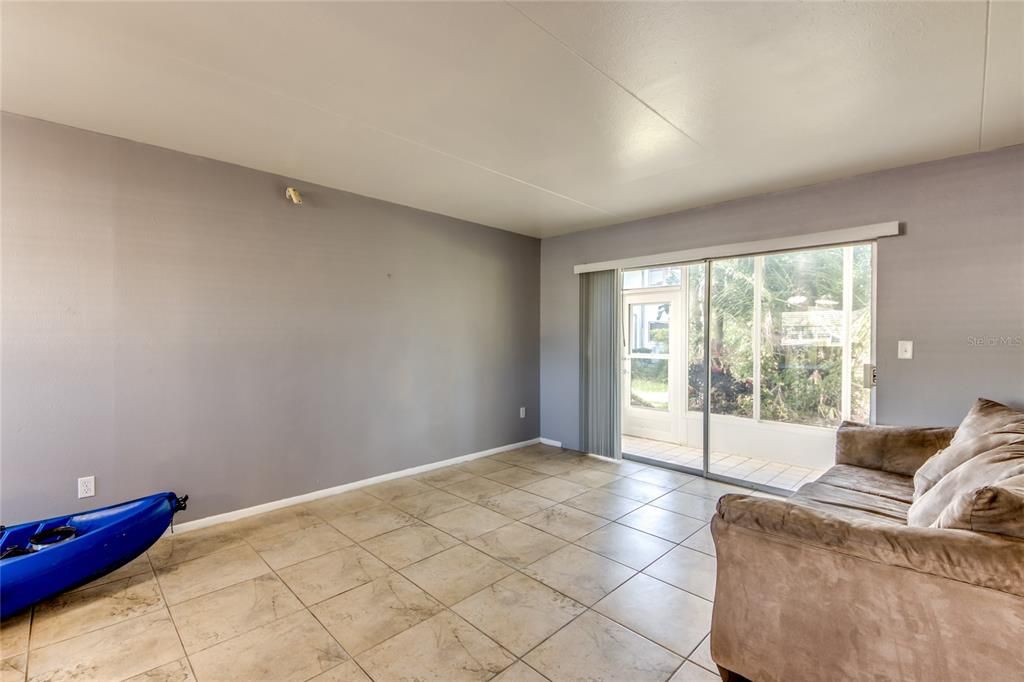 For Sale: $109,000 (2 beds, 1 baths, 930 Square Feet)